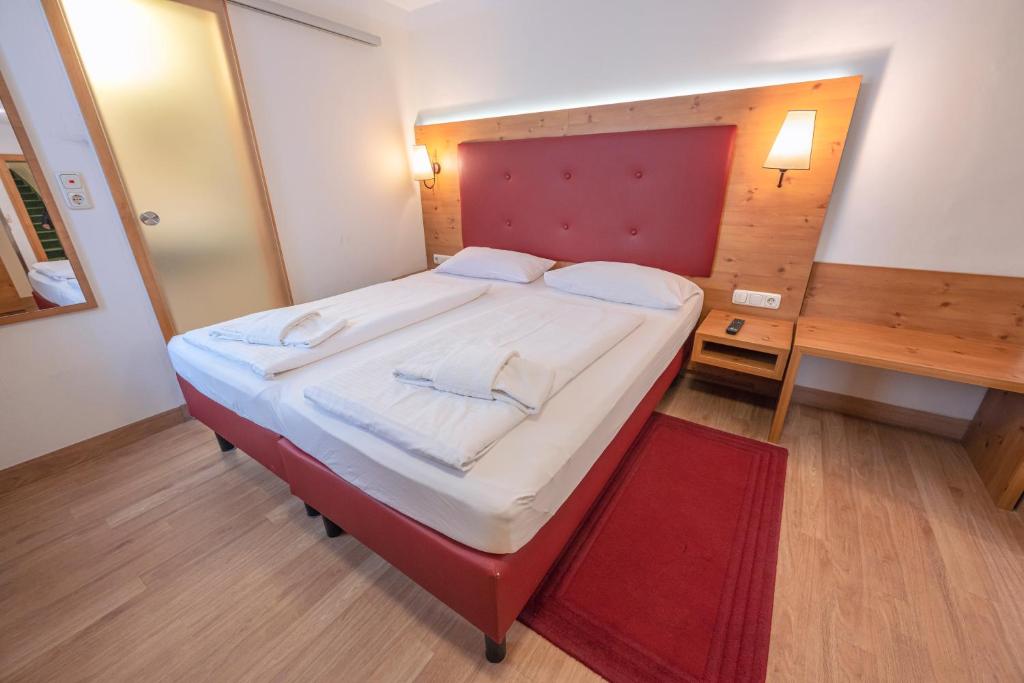 Postel nebo postele na pokoji v ubytování Hotel Eder