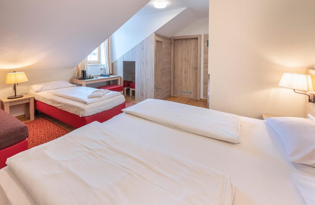 Postel nebo postele na pokoji v ubytování Hotel Eder
