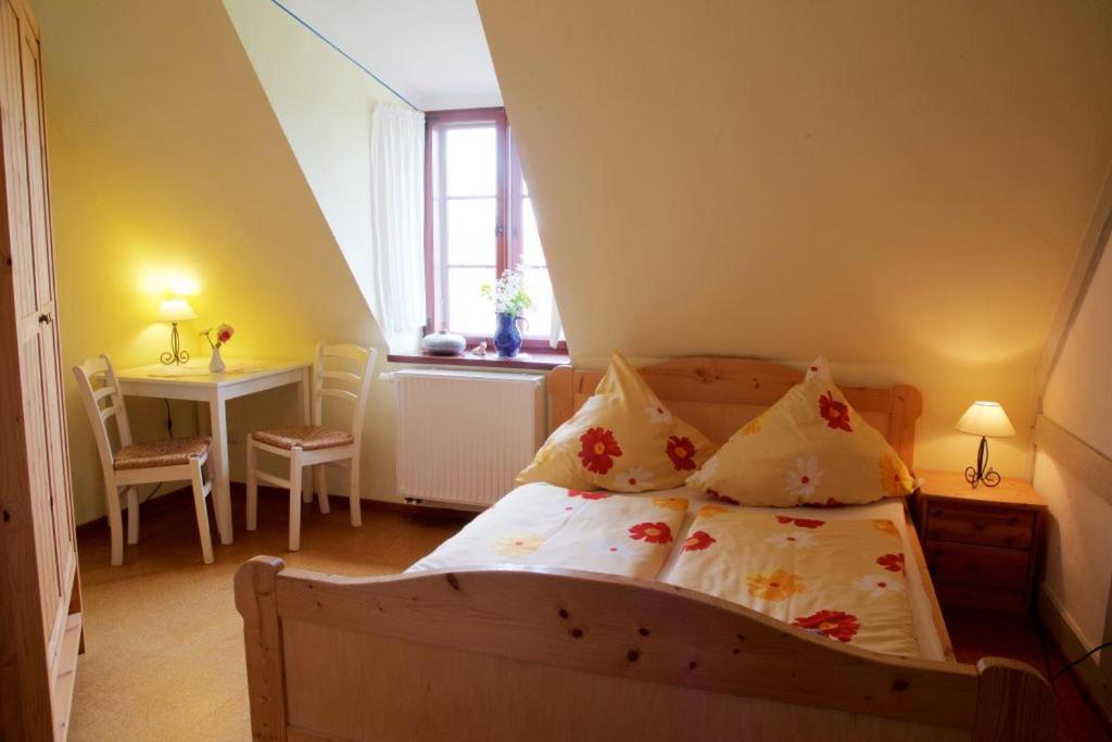 1 dormitorio con cama, mesa y ventana en Rittergut Nickelsdorf, en Nickelsdorf