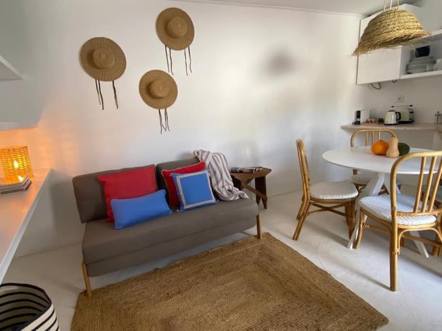 a living room with a couch and a table at Casa Buganvilla in Alcácer do Sal