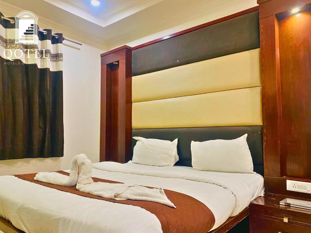 Postel nebo postele na pokoji v ubytování Qotel Express Pitampura Couple Friendly