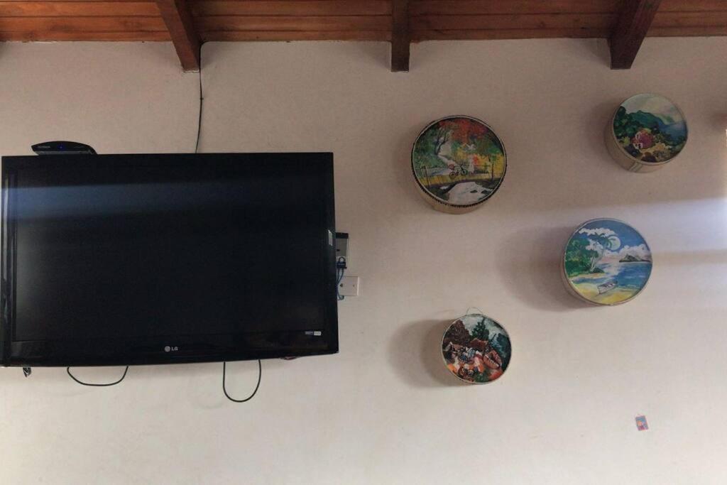 TV i/ili multimedijalni sistem u objektu Casa con Piscina en Nanegalito