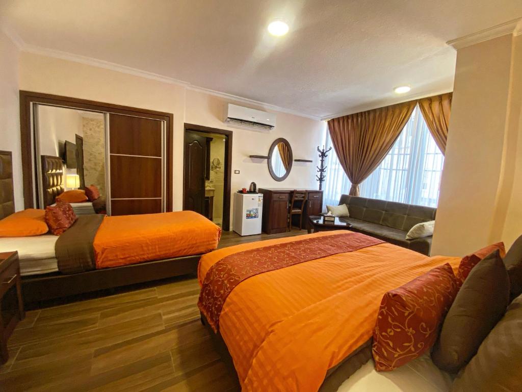 Postel nebo postele na pokoji v ubytování Anbat Midtown Hotel