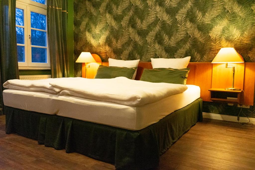 Postel nebo postele na pokoji v ubytování Rein Klassik Hotel