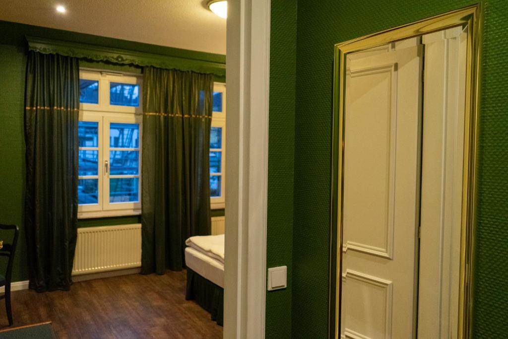 Postel nebo postele na pokoji v ubytování Rein Klassik Hotel