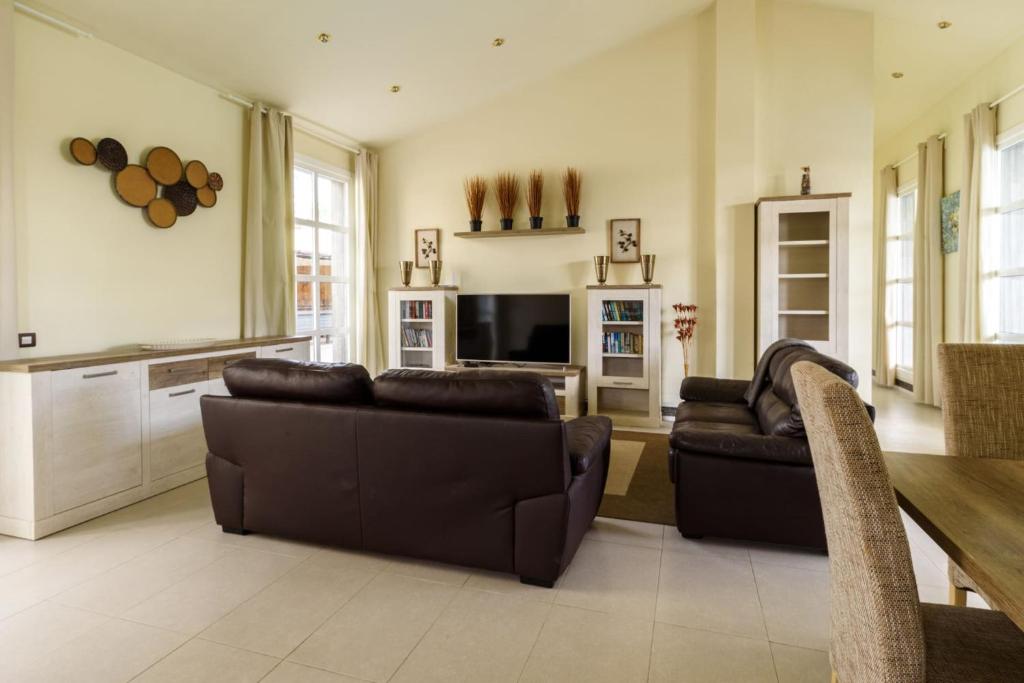 A television and/or entertainment centre at Villa Seduttori by MZ Villas