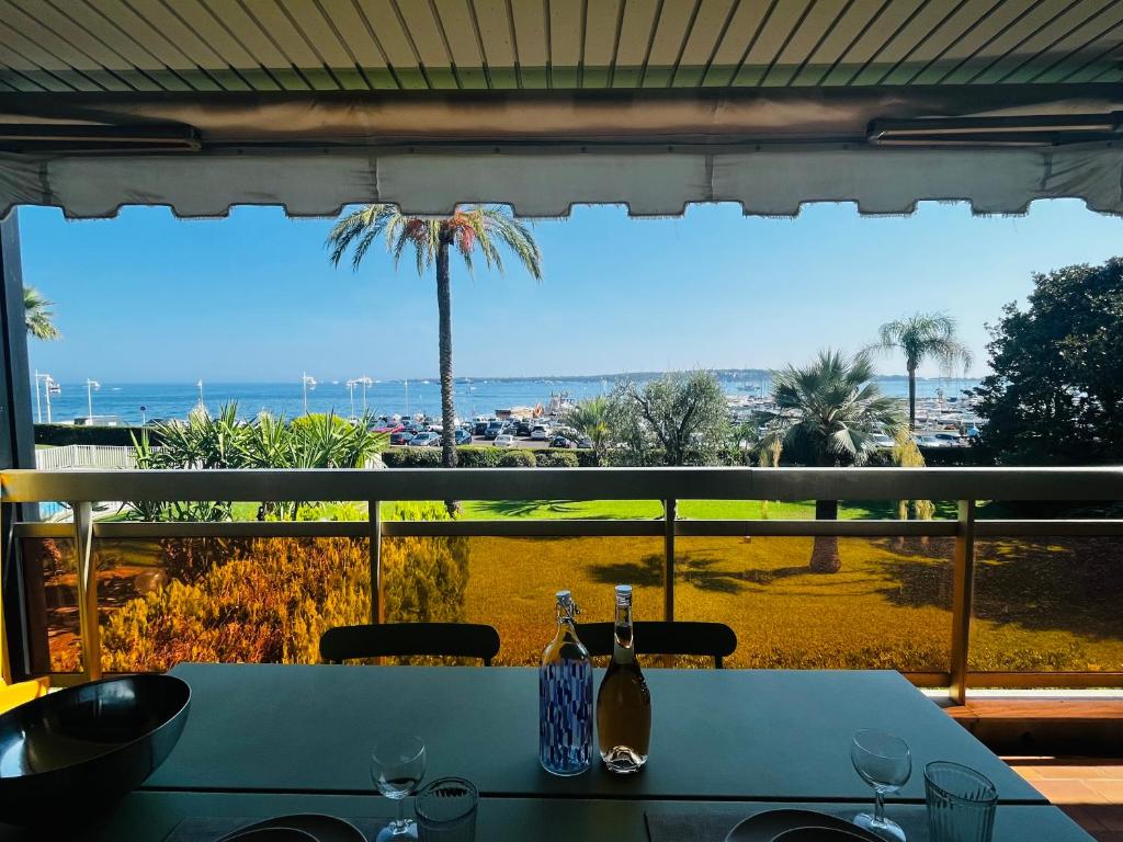- une table avec vue sur l'océan depuis un restaurant dans l'établissement Les yeux dans le bleu, Cannes Vue mer, à Cannes