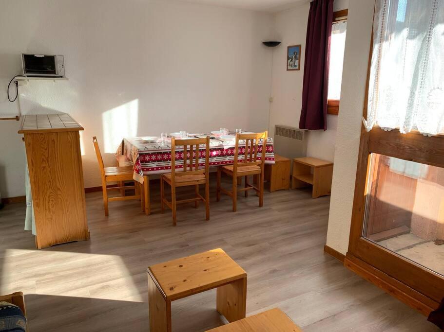 a dining room with a table and chairs in a room at Paradiski ski au pied vallandry in Landry