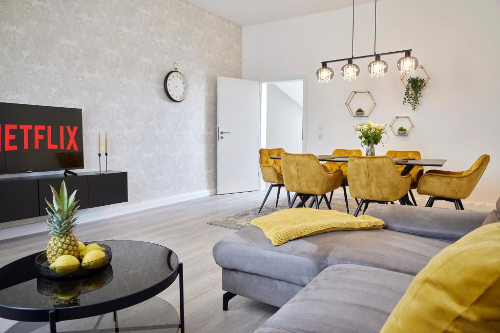 sala de estar con sofá y mesa en Schlossberg Residences - XXL-Design-Apartment mit Schlossblick für bis zu 10 Personen en Schwetzingen