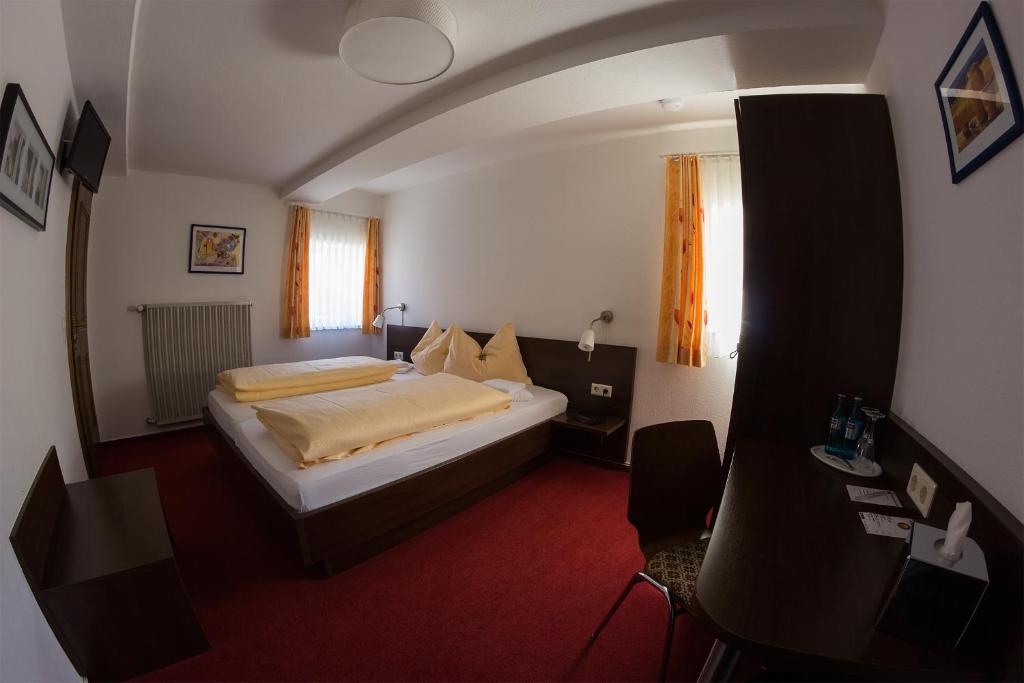 a bedroom with a large bed in a room at Ratskeller Niederurff - Hotel &amp; Restaurant in Bad Zwesten