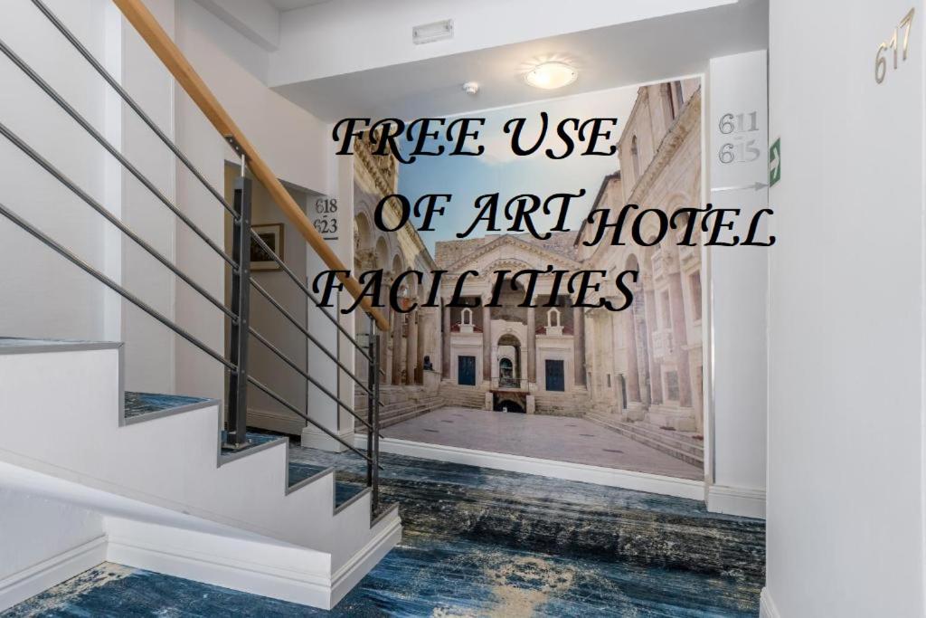um corredor com uma escadaria com a utilização de pinturas de arte da casa em Annex building of Art Hotel em Split