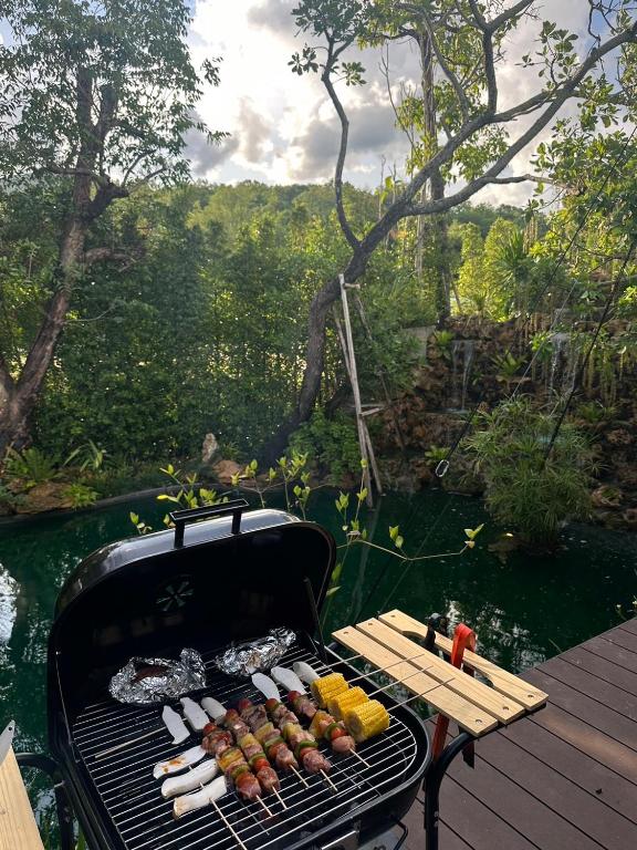 Gril dostupný pro hosty v luxury tent