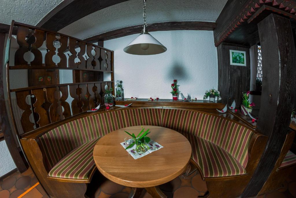 a dining room with a wooden table and chairs at Ratskeller Niederurff - Hotel &amp; Restaurant in Bad Zwesten