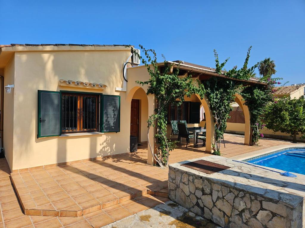 una casa con una piscina di fronte di Casa Heli 2 a Port d'Alcudia
