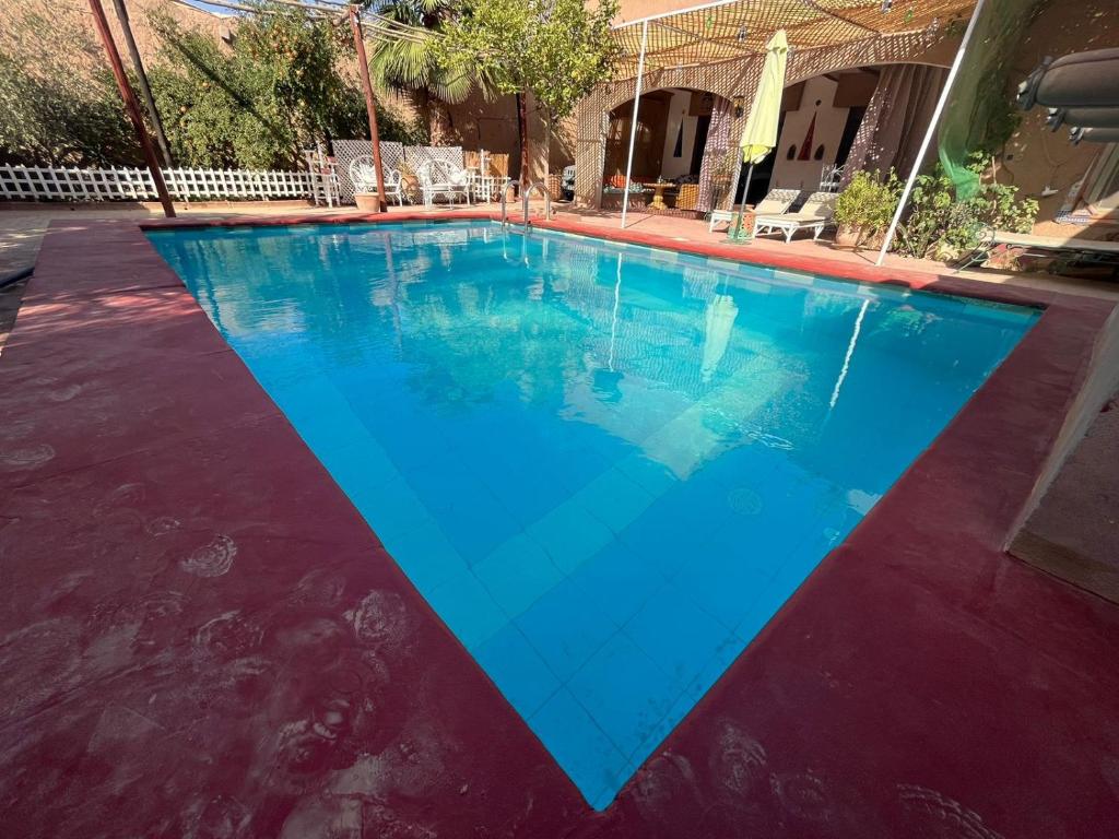 una grande piscina con piscina blu di Dar Jamila Agafay - Ait Imour a Marrakech