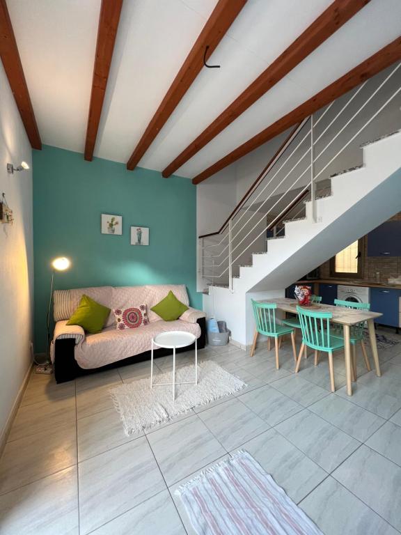 salon z kanapą i stołem w obiekcie Casa Gino w mieście Cotillo