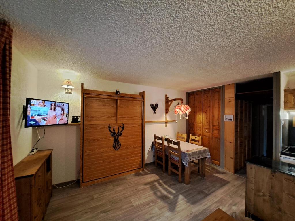 - un salon avec une table et une porte coulissante dans l'établissement Appartement Montagnard Serre-Chevalier., à Saint-Chaffrey