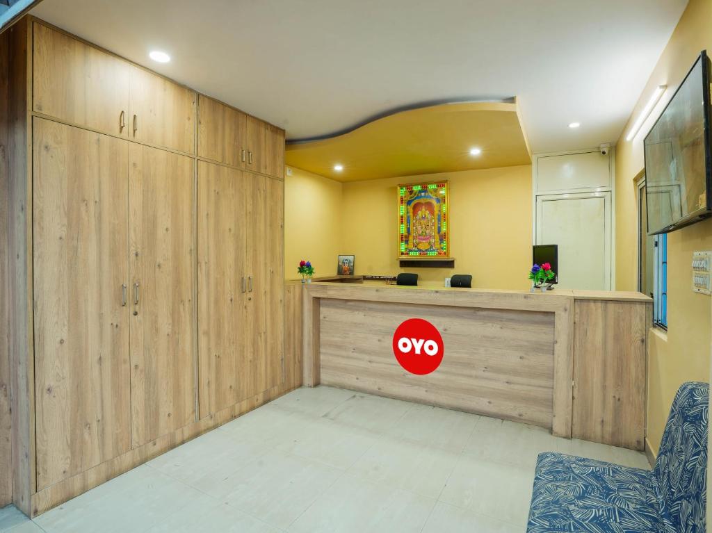 a lobby with a xo sign on the wall at Hotel O Lakshmi Sri Boarding & Lodging in Bengaluru