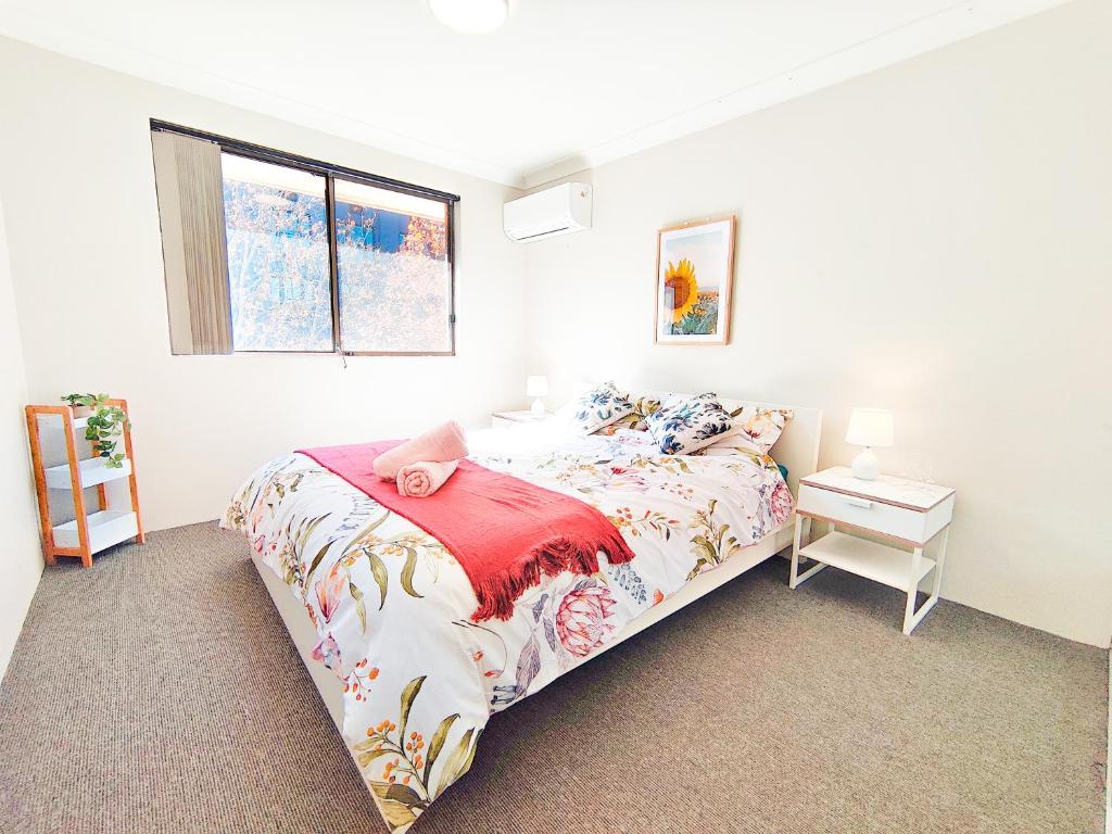 1 dormitorio con cama, mesa y ventana en Pyrmont 1BR Apt Walking-Darling HarbourCBDStar en Sídney