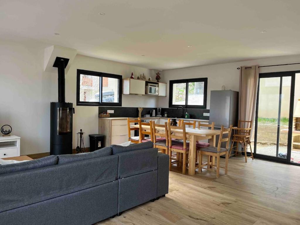 Kuchyň nebo kuchyňský kout v ubytování Chalet à formiguères de type 4 terrasse