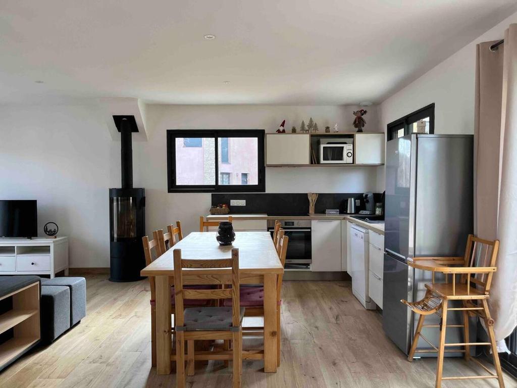 Kuchyň nebo kuchyňský kout v ubytování Chalet à formiguères de type 4 terrasse
