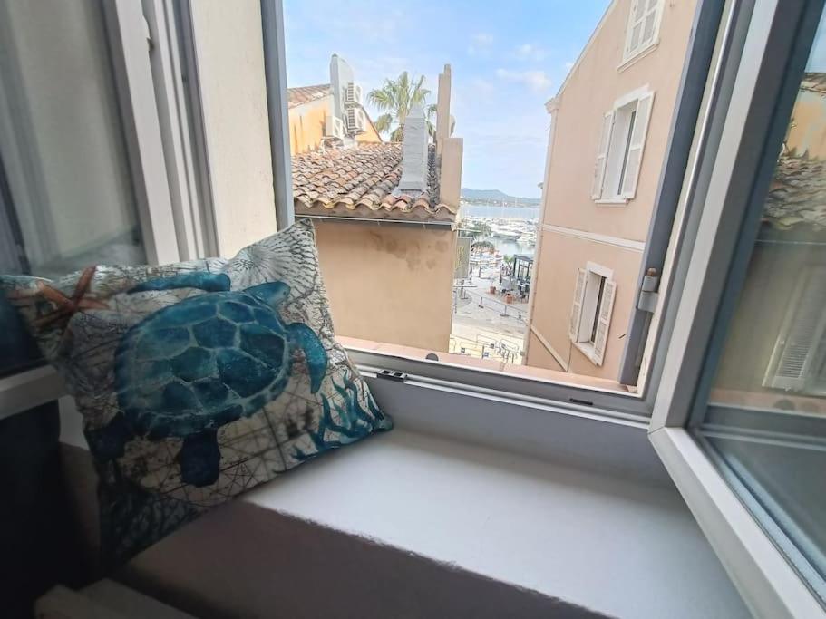 a window with a turtle pillow on a window sill at emplacement idéal, vue mer, parking offert in Sanary-sur-Mer