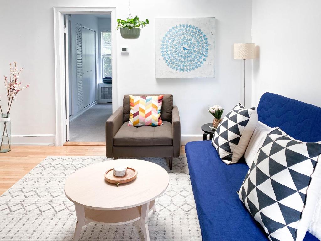 sala de estar con sofá azul y mesa en Charming 2nd Fl Retreat, Heart of Capitol Hill, en Washington