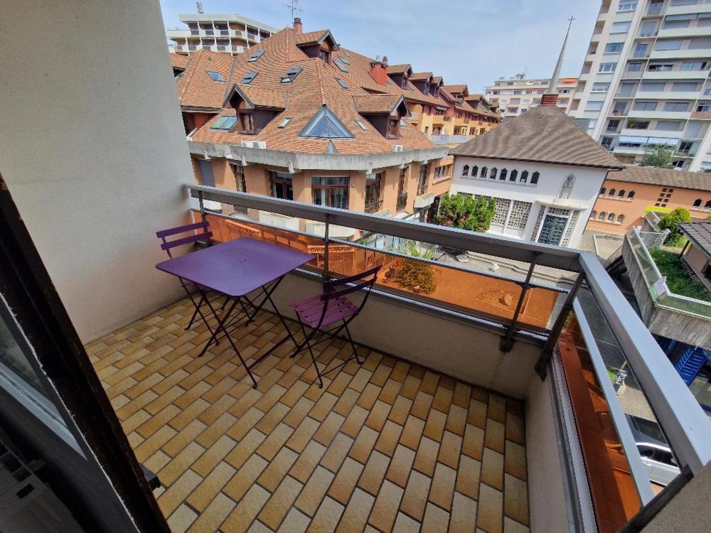 d'un balcon avec une table et des chaises violettes. dans l'établissement Studio Central, à Thonon-les-Bains