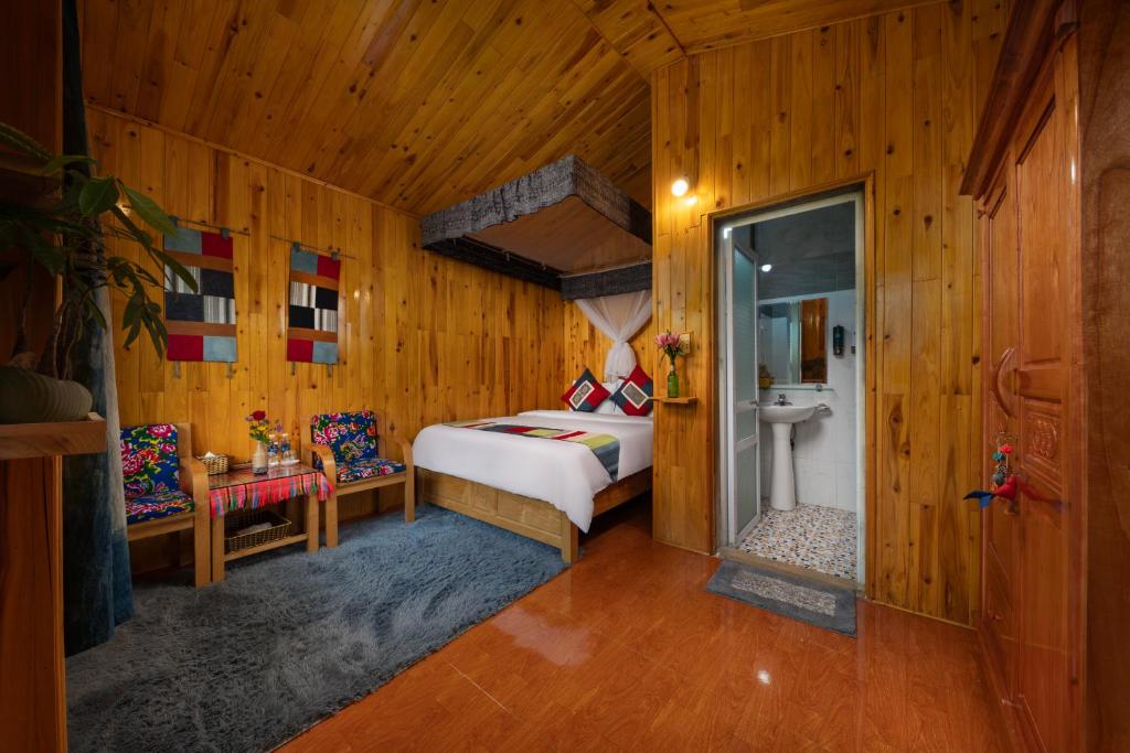 een slaapkamer met een bed en een wastafel in een kamer bij SaPa Farmer House in Sa Pa