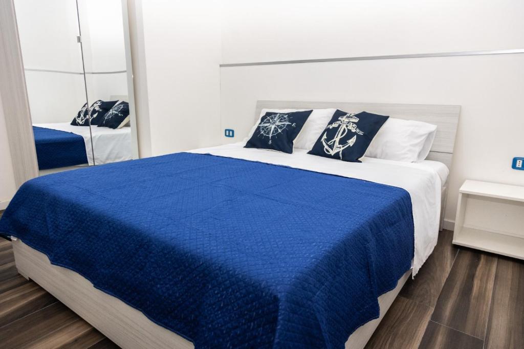 um quarto com uma cama com um cobertor azul em La Casa di Anna em Bagheria