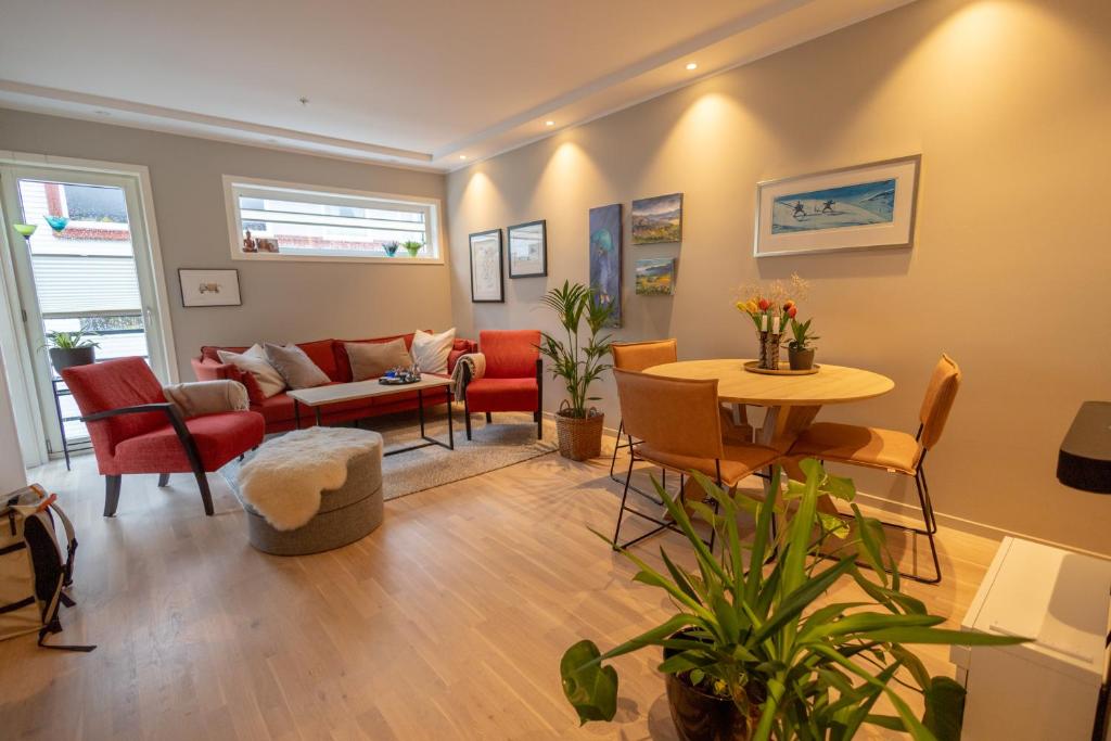 una sala de estar con un sofá y una mesa en Leilighet Damsgård , nær sentrum, en Bergen