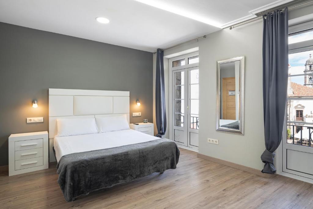 Кровать или кровати в номере Hotel Alda Puerta Del Sol