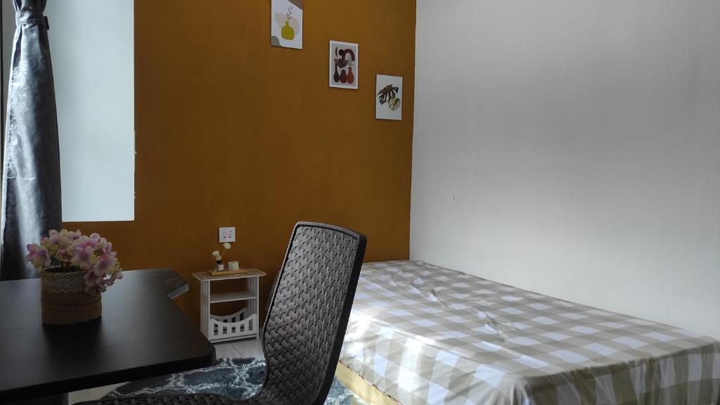 KaranganyarにあるBabemhomeのベッドルーム1室(ベッド1台、テーブル、椅子付)
