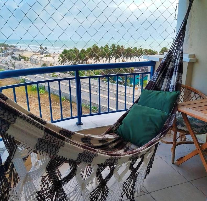 福塔萊薩的住宿－Condomínio Beach Village，海滩景阳台的吊床