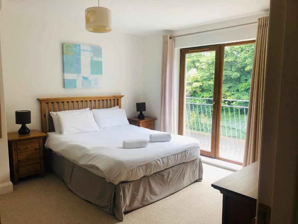 1 dormitorio con cama y ventana grande en Holiday Home within an easy stroll of Kenmare town, en Kenmare
