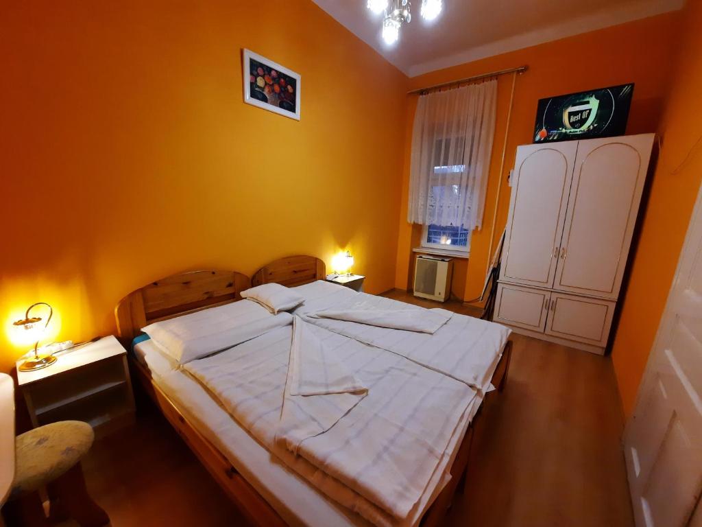 Posteľ alebo postele v izbe v ubytovaní Glória apartman