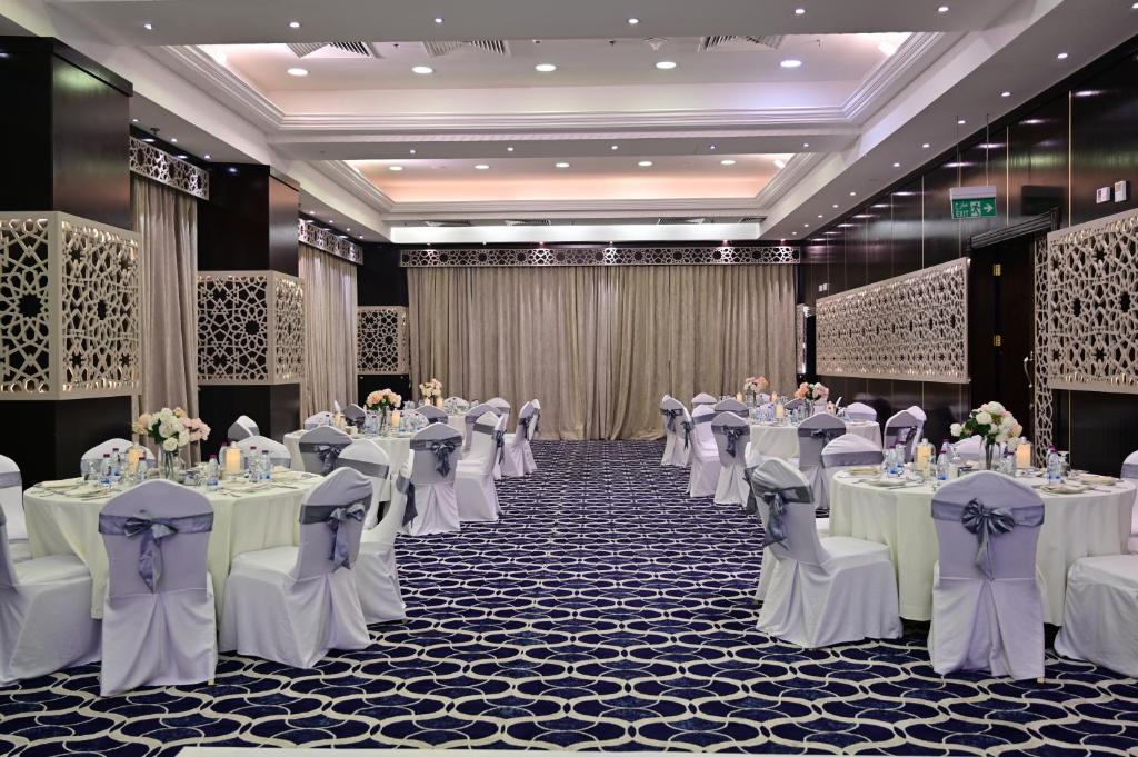 Restoran ili drugo mesto za obedovanje u objektu Retaj Al Rayyan