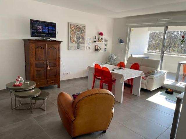 - un salon avec un canapé, une table et des chaises dans l'établissement Metz Appartement F3 de 74 m2, à Metz