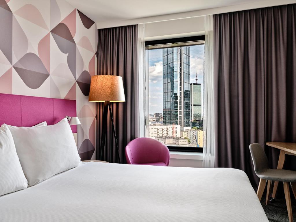 Ein Bett oder Betten in einem Zimmer der Unterkunft Holiday Inn - Warsaw City Centre by IHG