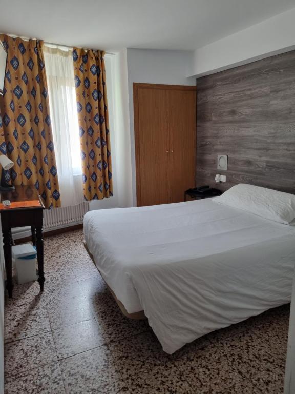 Giường trong phòng chung tại Hotel Cims Pas de La Casa