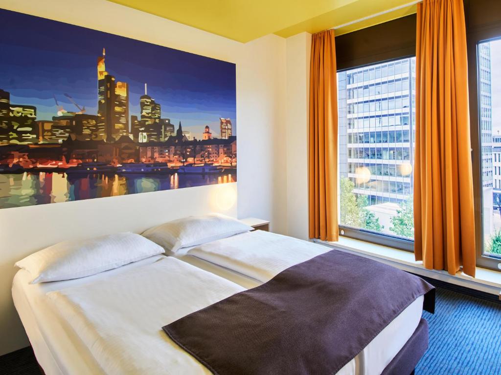 Postel nebo postele na pokoji v ubytování B&B HOTEL Frankfurt-Hbf