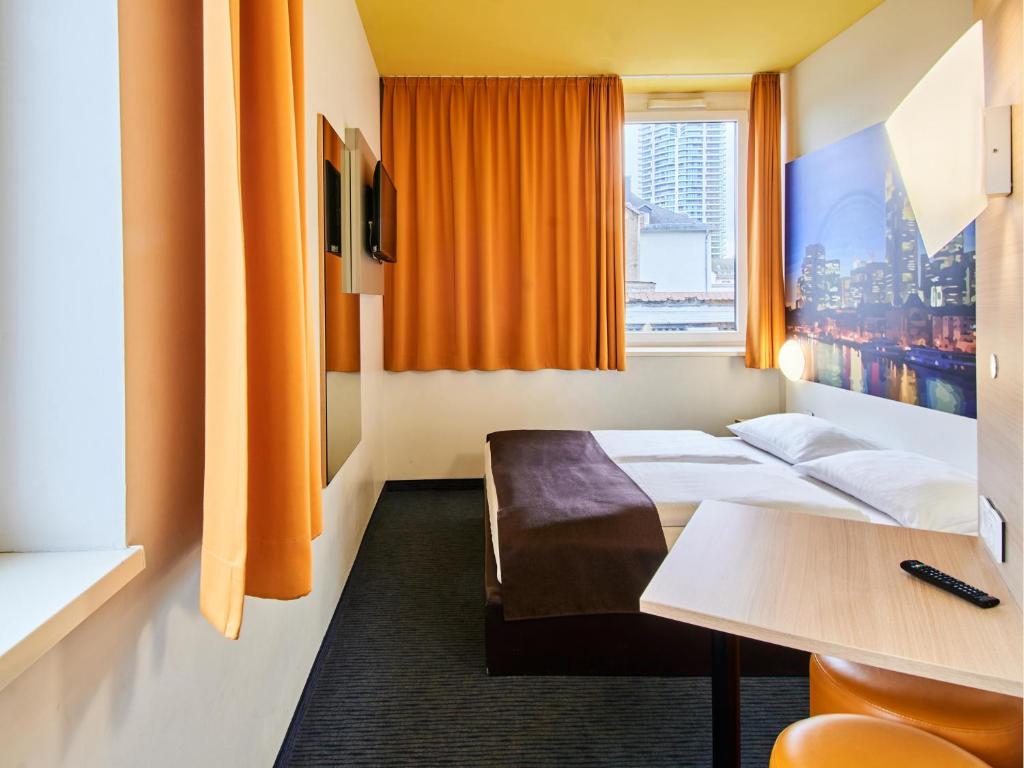Postel nebo postele na pokoji v ubytování B&B HOTEL Frankfurt-Hbf