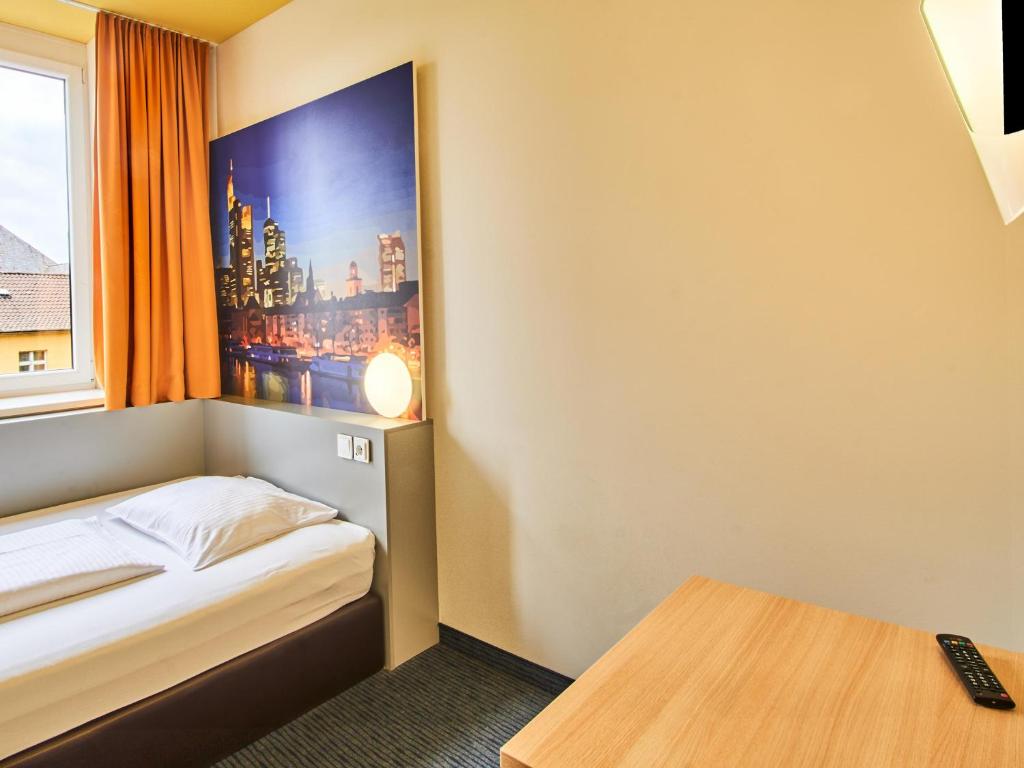 Postel nebo postele na pokoji v ubytování B&B HOTEL Frankfurt-Hbf