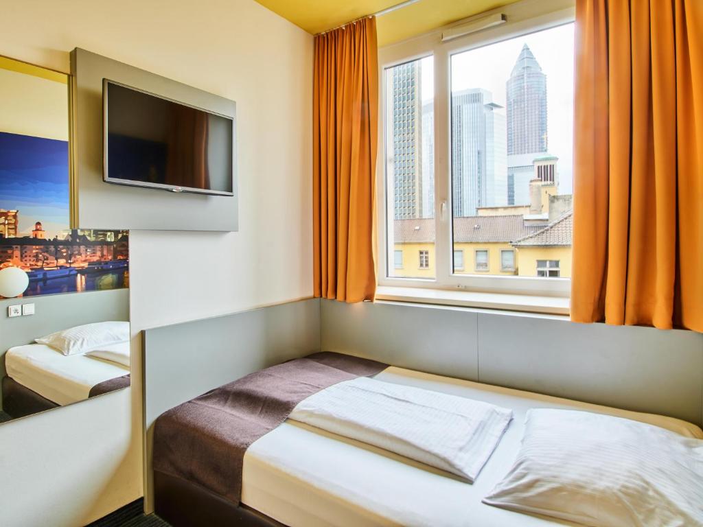 Postel nebo postele na pokoji v ubytování B&B HOTEL Frankfurt-Hbf