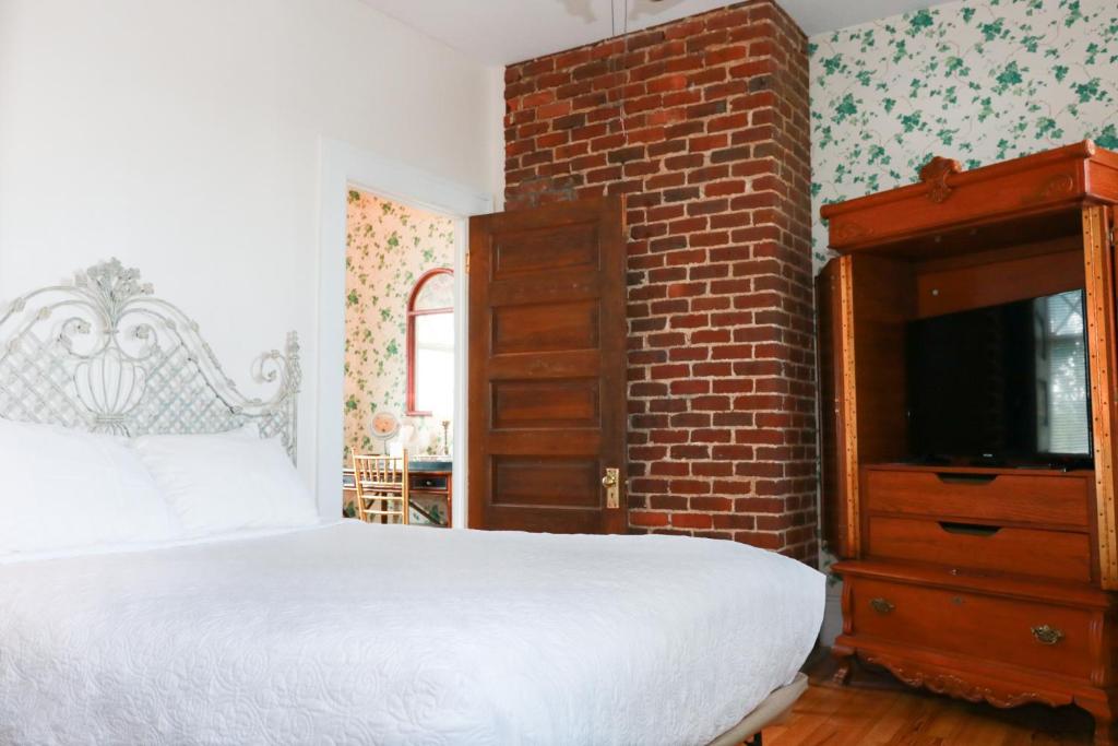 The Shaffner Inn - Queen Room