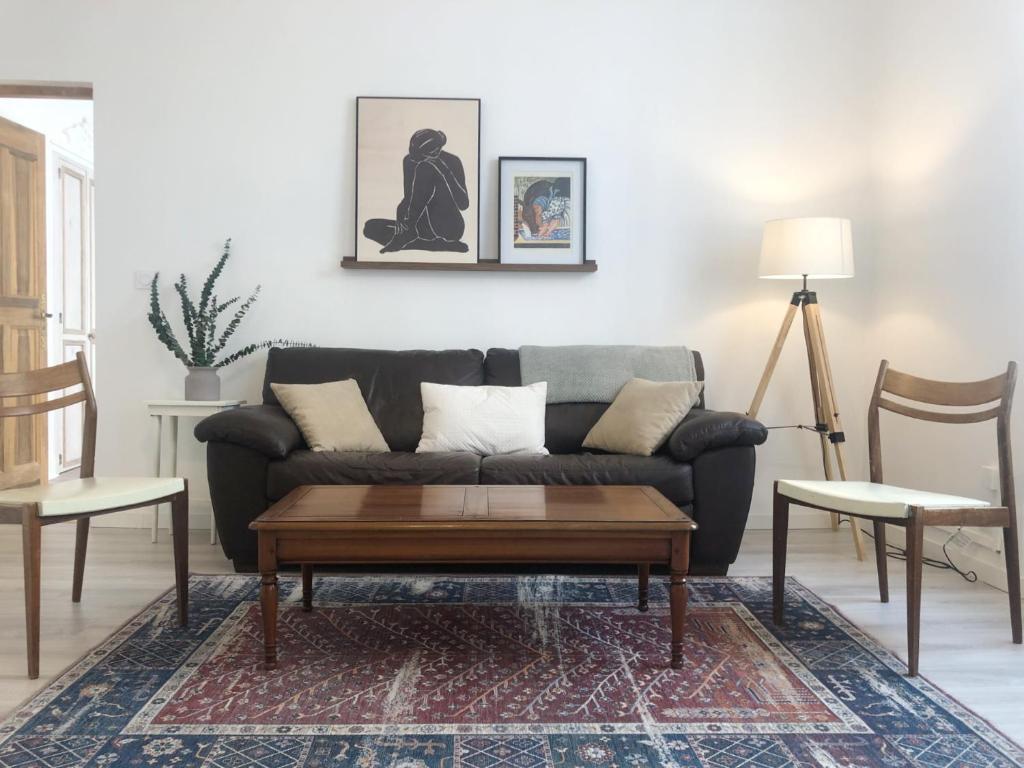 un salon avec un canapé et une table basse dans l'établissement Elegant Apartment in Historic Center of Tournon, à Tournon-sur-Rhône