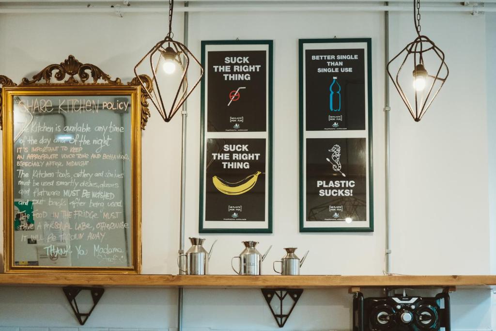 Certyfikat, podpis lub inny dokument wystawiony w obiekcie Madama Hostel & Bistrot