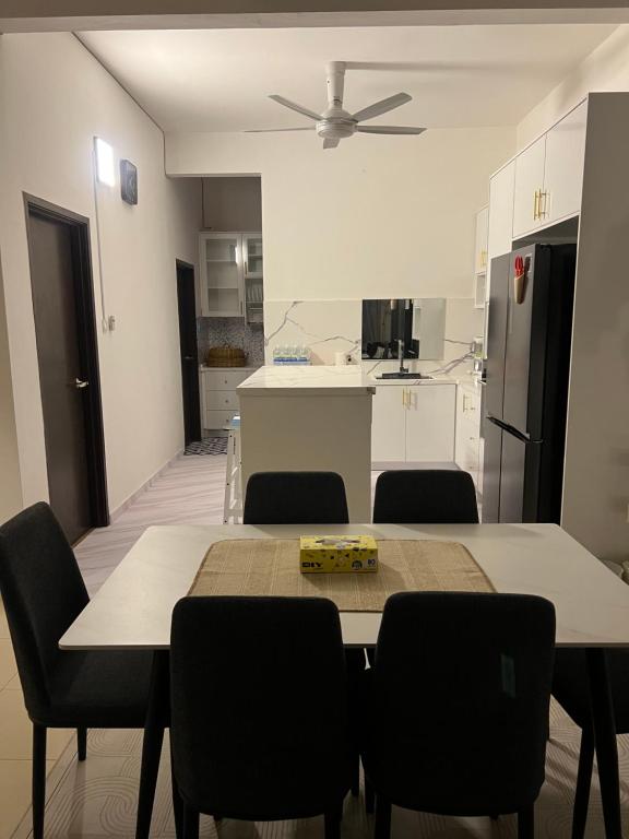 Kuchyň nebo kuchyňský kout v ubytování NEW! Naiz Crib 4 Bedroom at Kepayang Heights