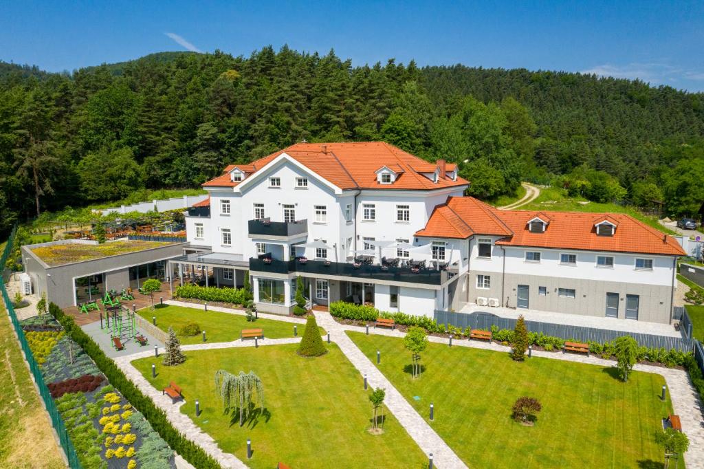 una vista aérea de una casa grande con jardín en SP resort - Peter Sagan, en Žilina