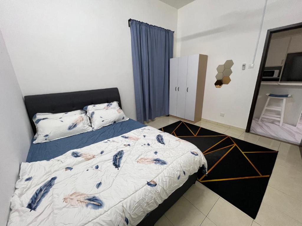 Postel nebo postele na pokoji v ubytování NEW! Naiz Crib 4 Bedroom at Kepayang Heights